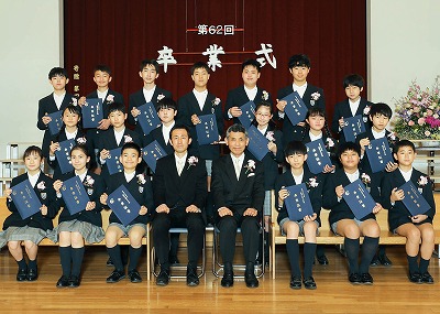 小学校の卒業式で着ました。 未来に向かって飛び立ちます」小学校で卒業式 6年間の学び舎に